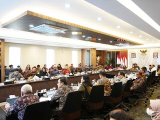 Menteri Koordinator Bidang Perekonomian RI Airlangga Hartarto saat memimpin Rapat Koordinasi Tingkat Menteri terkait Akselerasi Pertumbuhan Ekonomi Semester II Tahun 2025 (Foto : Kemenko Perekonomian)