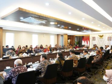 Menteri Koordinator Bidang Perekonomian RI Airlangga Hartarto saat memimpin Rapat Koordinasi Tingkat Menteri terkait Akselerasi Pertumbuhan Ekonomi Semester II Tahun 2025 (Foto : Kemenko Perekonomian)