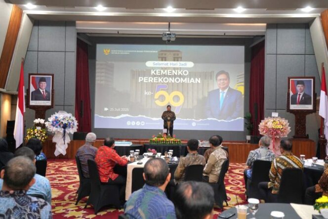 
					Menko Perekonomian Airlangga Hartarto saat meberikan sambutan dalam peringatan HUT ke 59 Kemenko Perekenomian ( Foto : Humas Kemenko Perekonomian)