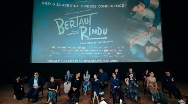 Para Pemain dan kru dibalik layar film Bertaut Rindu saat foto bersama usai gala Priemere  (Foto : Sinemart)