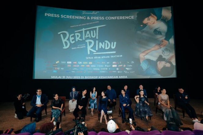 
					Para Pemain dan kru dibalik layar film Bertaut Rindu saat foto bersama usai gala Priemere  (Foto : Sinemart)