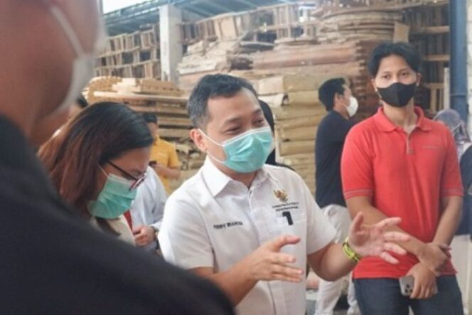 
					 Deputi Bidang Koordinasi Pengelolaan dan Pengembangan Usaha Badan Usaha Milik Negara (BUMN) Ferry Irawan saat melakukan kunjungan kerja ke Kabupaten Jepara, Jawa Tengah. (Foto: Humas Kemenko Perekonomian)