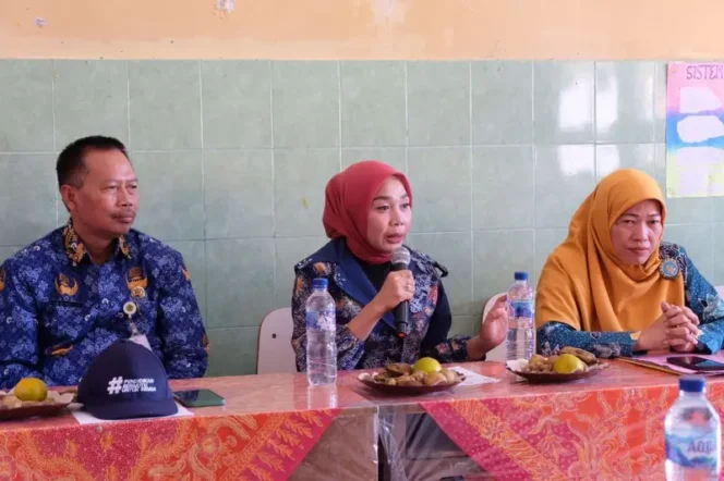 
					Bunda Paud Kabupaten Sidoarjo, Hj Sriatun Subandi, saat melakukan kunjungan ke SDN dan SMPN Atap Buduran, pada Kamis 17 Juli 2025. (Foto: Kompinfo Sidoarjo)