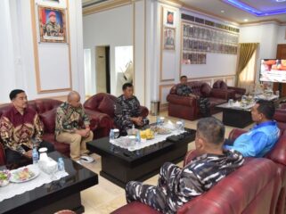 Komandan Korps Marinir (Dankormar) Mayor Jenderal TNI (Mar) Dr. Endi Supardi, S.E., M.M., M.Tr.Opsla., CHRMP., CRMP., saat menerima kunjungan Courtesy Call dari Kepala Dinas Sejarah Angkatan Laut (Kadisjarahal) Laksamana Pertama TNI I Made Wira Hady Arsanta W, M.Tr.Opsla. (Foto : Dispen Korps Marinir)