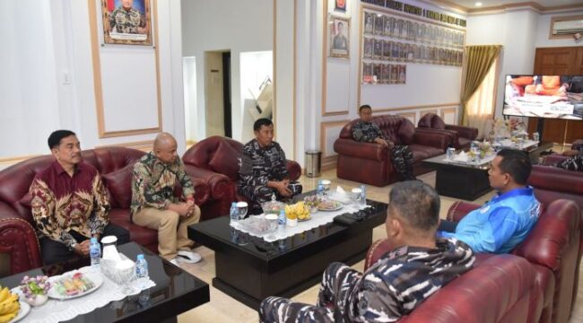 Komandan Korps Marinir (Dankormar) Mayor Jenderal TNI (Mar) Dr. Endi Supardi, S.E., M.M., M.Tr.Opsla., CHRMP., CRMP., saat menerima kunjungan Courtesy Call dari Kepala Dinas Sejarah Angkatan Laut (Kadisjarahal) Laksamana Pertama TNI I Made Wira Hady Arsanta W, M.Tr.Opsla. (Foto : Dispen Korps Marinir)