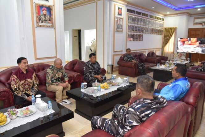 
					Komandan Korps Marinir (Dankormar) Mayor Jenderal TNI (Mar) Dr. Endi Supardi, S.E., M.M., M.Tr.Opsla., CHRMP., CRMP., saat menerima kunjungan Courtesy Call dari Kepala Dinas Sejarah Angkatan Laut (Kadisjarahal) Laksamana Pertama TNI I Made Wira Hady Arsanta W, M.Tr.Opsla. (Foto : Dispen Korps Marinir)