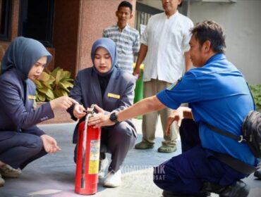 Petugas Gulkarmat saat memberikan sosialisasikan APAR kepada beberapa Karyawan Perkantoran  (Foto : Kominfotik Jakpus)