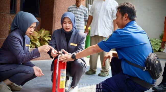 Petugas Gulkarmat saat memberikan sosialisasikan APAR kepada beberapa Karyawan Perkantoran  (Foto : Kominfotik Jakpus)