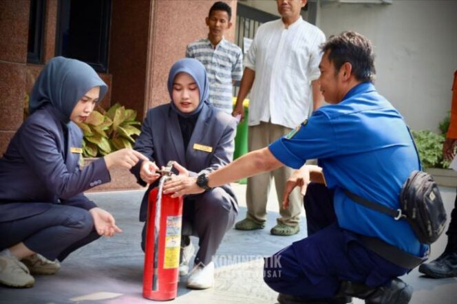 
					Petugas Gulkarmat saat memberikan sosialisasikan APAR kepada beberapa Karyawan Perkantoran  (Foto : Kominfotik Jakpus)