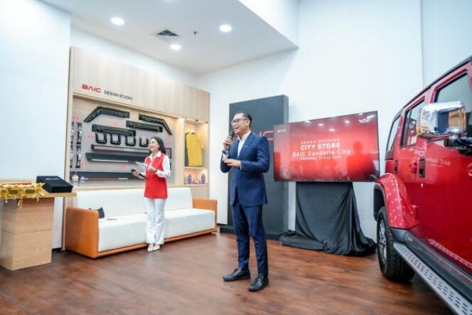 
					Chief Operating Officer BAIC Indonesia. Dhani Yahya saat memberikan sambutan dalam acara  perersmian dealer ke 12 BAIC Indonesia di Gandaria City.(Foto : Ist)