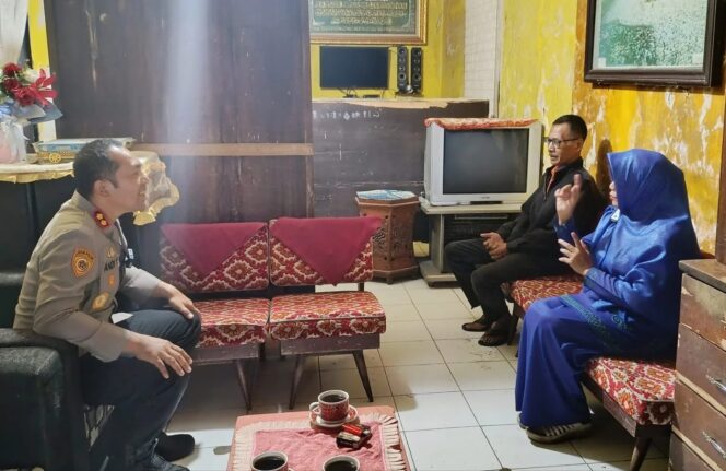 
					Kado Istimewa Hari Bhayangkara ke 79: Kisah Bu Ira dan Cintanya pada Polri 