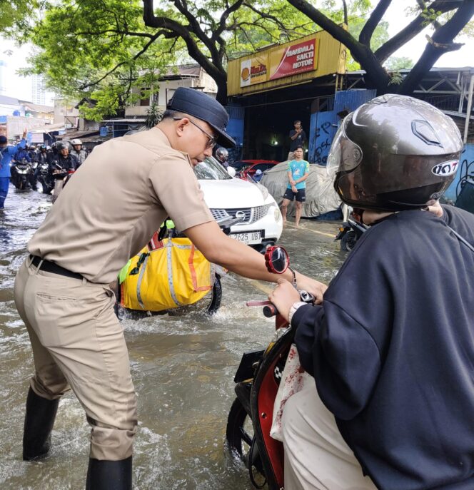 Lurah Kembangan Selatan, RM Pradana Putra, saat meninjau lokasi banjir di lampu merah ring road, Senin (07/07/2025). (Foto: Istimewa)