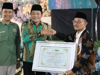 Penyerahan piagam penghargaan kepada Bupati Sidoarjo, H. Subandi, SH (Foto: Kominfo Sidoarjo)