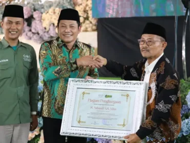 Penyerahan piagam penghargaan kepada Bupati Sidoarjo, H. Subandi, SH (Foto: Kominfo Sidoarjo)