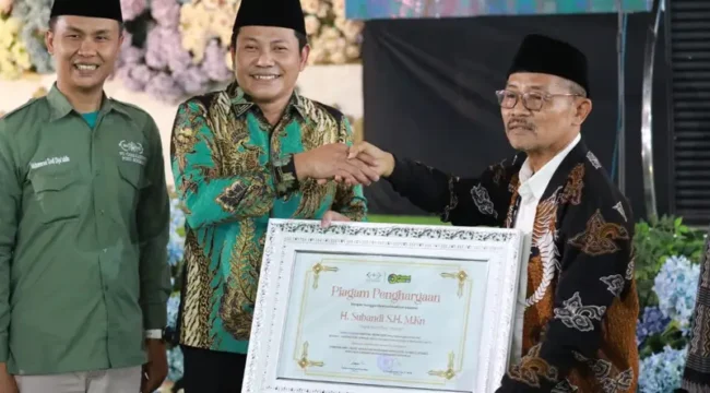 Penyerahan piagam penghargaan kepada Bupati Sidoarjo, H. Subandi, SH (Foto: Kominfo Sidoarjo)