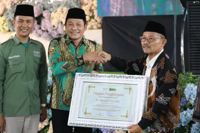 Penyerahan piagam penghargaan kepada Bupati Sidoarjo, H. Subandi, SH (Foto: Kominfo Sidoarjo)