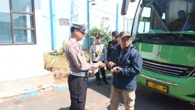 
					Ops Patuh Semeru 2025: Satlantas dan Dishub Kota Batu Gelar Pemeriksaan Kelaikan Angkutan Umum