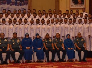 Komandan Korps Marinir (Dankormar) Mayor Jenderal TNI (Mar)Dr. Endi Supardi, S.E., M.M., M.Tr.Opsla., CHRMP., CRMP., didampingi oleh Ketua Gabungan Jalasenastri Korps Marinir Ny. Nana Endi Supardi, saat foto bersama dengan Perwira Remaja Lulusan AAL angkatan LXX dan LXXI. (Foto; Dispen Korps Marinir)
