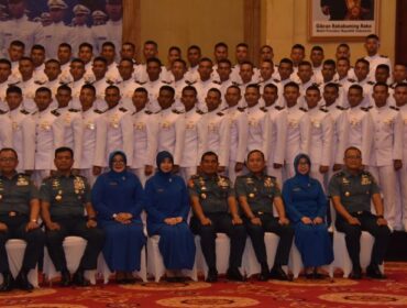 Komandan Korps Marinir (Dankormar) Mayor Jenderal TNI (Mar)Dr. Endi Supardi, S.E., M.M., M.Tr.Opsla., CHRMP., CRMP., didampingi oleh Ketua Gabungan Jalasenastri Korps Marinir Ny. Nana Endi Supardi, saat foto bersama dengan Perwira Remaja Lulusan AAL angkatan LXX dan LXXI. (Foto; Dispen Korps Marinir)