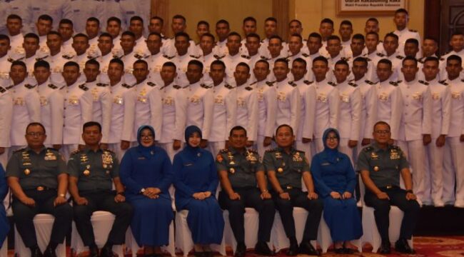 Komandan Korps Marinir (Dankormar) Mayor Jenderal TNI (Mar)Dr. Endi Supardi, S.E., M.M., M.Tr.Opsla., CHRMP., CRMP., didampingi oleh Ketua Gabungan Jalasenastri Korps Marinir Ny. Nana Endi Supardi, saat foto bersama dengan Perwira Remaja Lulusan AAL angkatan LXX dan LXXI. (Foto; Dispen Korps Marinir)