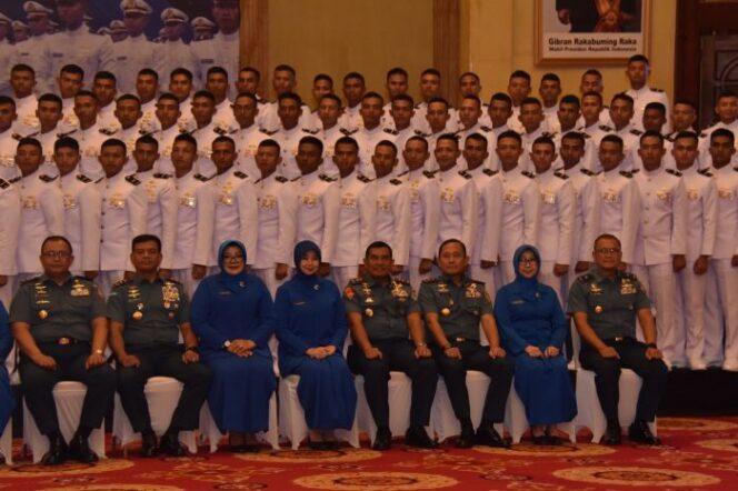 
					Komandan Korps Marinir (Dankormar) Mayor Jenderal TNI (Mar)Dr. Endi Supardi, S.E., M.M., M.Tr.Opsla., CHRMP., CRMP., didampingi oleh Ketua Gabungan Jalasenastri Korps Marinir Ny. Nana Endi Supardi, saat foto bersama dengan Perwira Remaja Lulusan AAL angkatan LXX dan LXXI. (Foto; Dispen Korps Marinir)