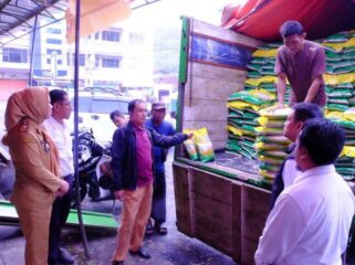 Ketua KPPU M Fansrullah saat sidak  ke pasar tradisional dan produsen beras yang berada di Pasar Tamin, Bandar Lampung. (Foto: KPPU)

