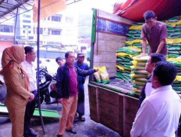 Ketua KPPU M Fansrullah saat sidak  ke pasar tradisional dan produsen beras yang berada di Pasar Tamin, Bandar Lampung. (Foto: KPPU)

