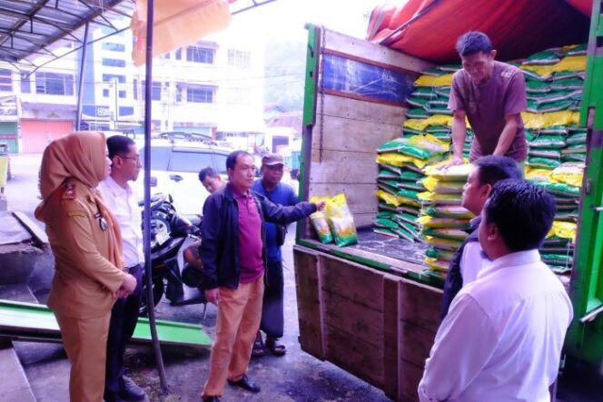 
					Ketua KPPU M Fansrullah saat sidak  ke pasar tradisional dan produsen beras yang berada di Pasar Tamin, Bandar Lampung. (Foto: KPPU)
