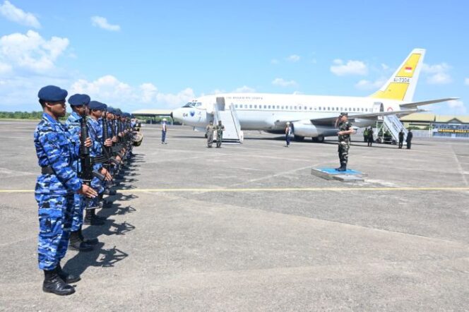
					Komandan Lanud Sultan Hasanuddin Marsma TNI Arifaini Nur Dwiyanto, M.Han, saat melepas, keberangkatan Panglima Komando Gabungan Wilayah Pertahanan (Pangkogabwilhan) II Marsdya TNI M. Khairil Lubis. (Foto : Puspen TNI)

