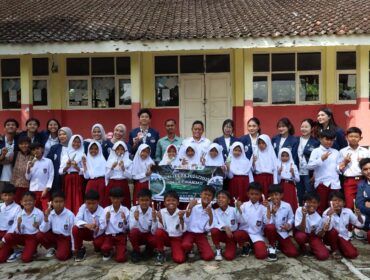 Mahasiswa KKN Universitas Trisakti berfoto bersama siswa/siswi SDN Cijambu, Desa Ginanjar, Sukabumi. (Foto: Istimewa)