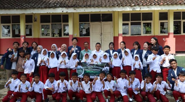 Mahasiswa KKN Universitas Trisakti berfoto bersama siswa/siswi SDN Cijambu, Desa Ginanjar, Sukabumi. (Foto: Istimewa)
