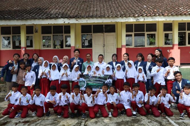 
					Mahasiswa KKN Universitas Trisakti berfoto bersama siswa/siswi SDN Cijambu, Desa Ginanjar, Sukabumi. (Foto: Istimewa)