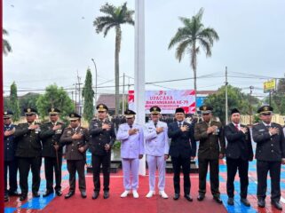 Anggota DPR RI KH Maman Imanulhaq (empat dari kanan) saat foto bersama dengan Kapolres Majalengka dan Jajaran  Pemerintahan Kabupaten Majalengka 
(Foto : Ist) 
