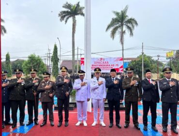 Anggota DPR RI KH Maman Imanulhaq (empat dari kanan) saat foto bersama dengan Kapolres Majalengka dan Jajaran  Pemerintahan Kabupaten Majalengka
(Foto : Ist)
