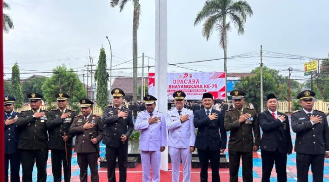 Anggota DPR RI KH Maman Imanulhaq (empat dari kanan) saat foto bersama dengan Kapolres Majalengka dan Jajaran  Pemerintahan Kabupaten Majalengka
(Foto : Ist)

