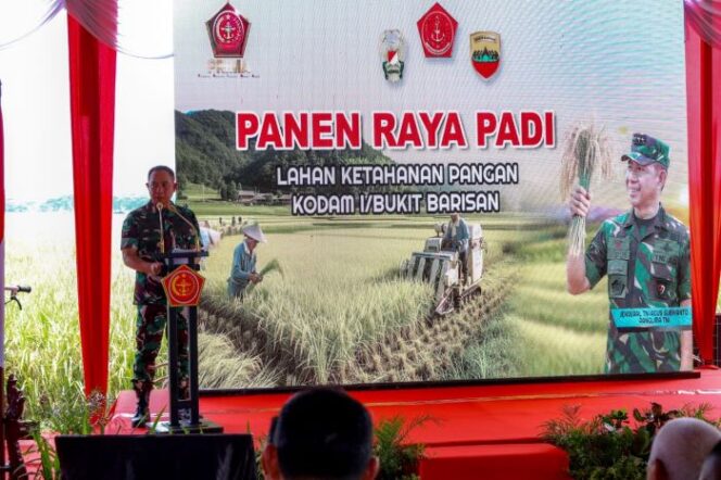 
					Pangliama TNI Jenderal TNI Agus Subiyanto saat memberikan sambutan dalam acara  Panen Raya Padi. (foto : Puspen TNI)