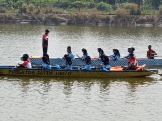Para anggota Pramuka saat berlatih mendayung  ( Foto : Dispen Korps Marinir)