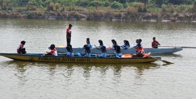 Para anggota Pramuka saat berlatih mendayung  ( Foto : Dispen Korps Marinir)