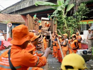 Para Petugas Gabungan Pemkot Jakarta Pusat saat membongkar bangunan di bawah flyover Tanjung Selor ( Foto : Kominfotik Pemkot Jakpus)