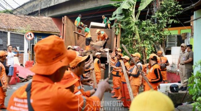 Para Petugas Gabungan Pemkot Jakarta Pusat saat membongkar bangunan di bawah flyover Tanjung Selor ( Foto : Kominfotik Pemkot Jakpus)