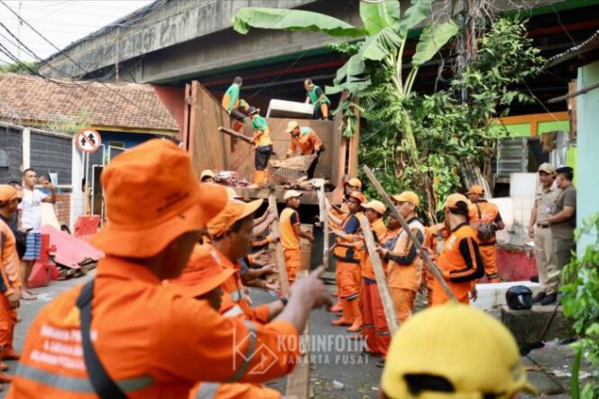 
					Para Petugas Gabungan Pemkot Jakarta Pusat saat membongkar bangunan di bawah flyover Tanjung Selor ( Foto : Kominfotik Pemkot Jakpus)