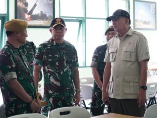 Panglima TNI Jenderal TNI Agus Subiyanto bersama Menhan Sjafrie Sjamsoeddin, saat melakukan kunjungan kerja ke Pusat Pendidikakan Angkatan Darat (Foto : Puspen TNI) 