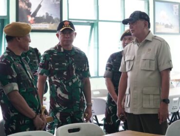 Panglima TNI Jenderal TNI Agus Subiyanto bersama Menhan Sjafrie Sjamsoeddin, saat melakukan kunjungan kerja ke Pusat Pendidikakan Angkatan Darat (Foto : Puspen TNI) 