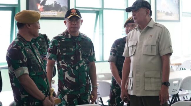 Panglima TNI Jenderal TNI Agus Subiyanto bersama Menhan Sjafrie Sjamsoeddin, saat melakukan kunjungan kerja ke Pusat Pendidikakan Angkatan Darat (Foto : Puspen TNI) 