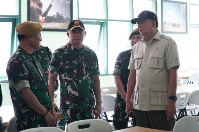 
					Panglima TNI Jenderal TNI Agus Subiyanto bersama Menhan Sjafrie Sjamsoeddin, saat melakukan kunjungan kerja ke Pusat Pendidikakan Angkatan Darat (Foto : Puspen TNI) 