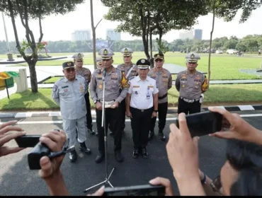 Direktur Lalu Lintas (Dirlantas) Polda Jatim, Kombes Pol Iwan Saktiadi, saat memberikan keterangan usai Apel Pembukaan Operasi Patuh Semeru 2025.