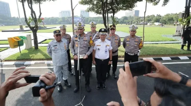 Direktur Lalu Lintas (Dirlantas) Polda Jatim, Kombes Pol Iwan Saktiadi, saat memberikan keterangan usai Apel Pembukaan Operasi Patuh Semeru 2025.