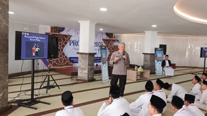 
Polres Batu Beri Psikoedukasi ke Pelajar SMA di Ponpes AL IZZAH IIBS Guna Antisipasi Kekerasan