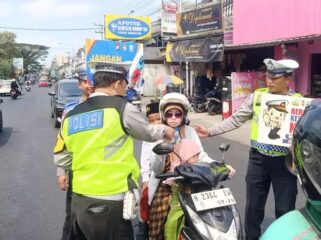 Personil Polres Malang sedang melakukan sosialisasi kamseltibcarlantas kepada pengendara motor, Kamis (17/07/2025). (Foto: Humas Polres Malang)