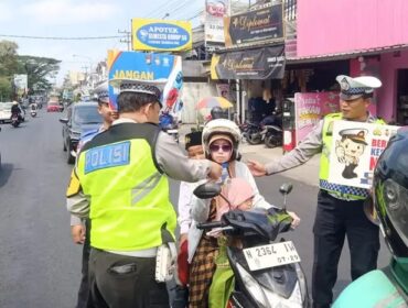Personil Polres Malang sedang melakukan sosialisasi kamseltibcarlantas kepada pengendara motor, Kamis (17/07/2025). (Foto: Humas Polres Malang)